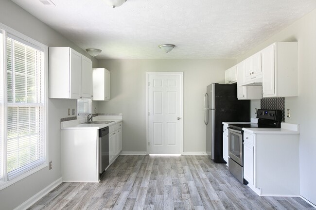 Building Photo - 163 Independence Dr