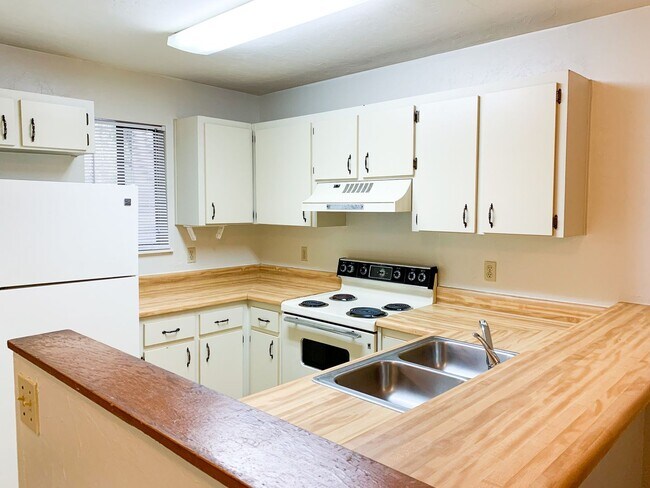 Building Photo - 2BR/2BA Condo in Treehouse Village - AVAIL...