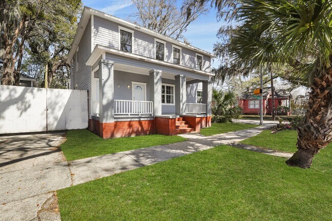 La unidad B es el apartamento de arriba: disfruta de todo el piso sin vecinos arriba. - 846 E 37th St