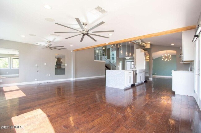 Building Photo - 2227 E Orangewood Ave