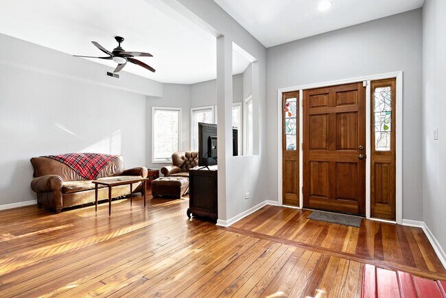 Building Photo - 1410 W Diversey Pky