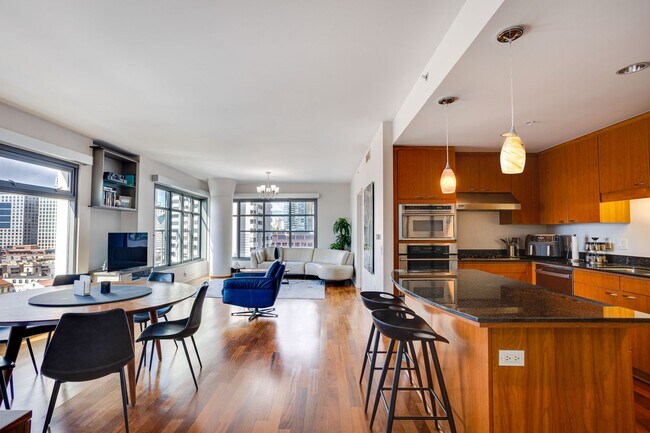 Foto del edificio - Luxury Fully Furnished Corner Unit with Breathtaking Bay & City Views