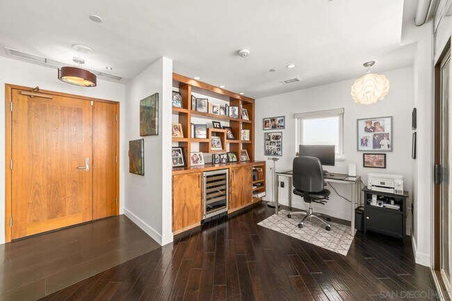 Foto del edificio - 700 W Harbor Dr