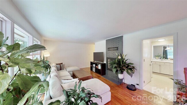 Foto del edificio - 1136 E Woodlawn Rd