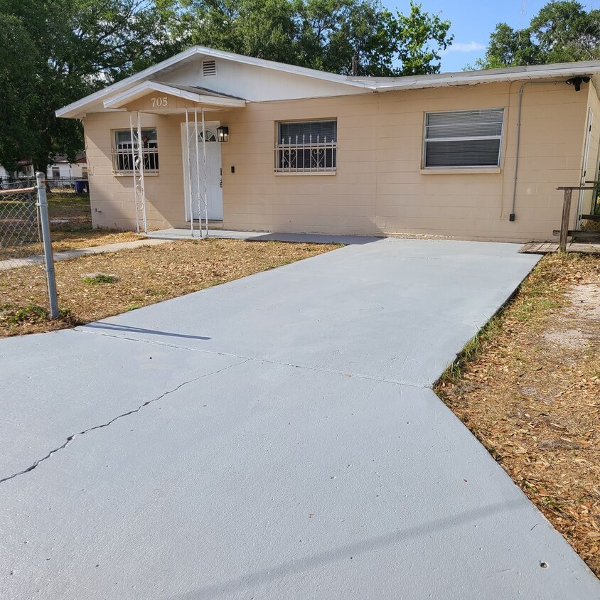 Primary Photo - Charming Three Bedroom One Bathroom House ...
