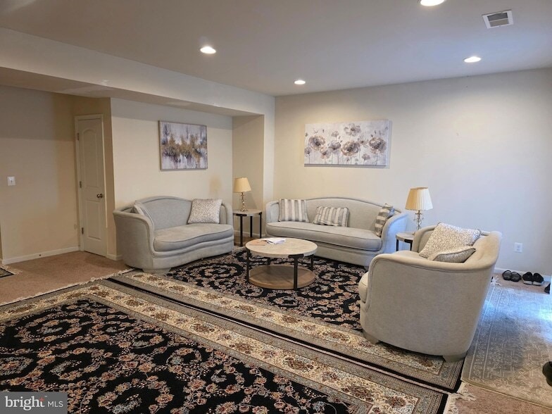 Foto del edificio - 7174 Lyndam Hill Cir