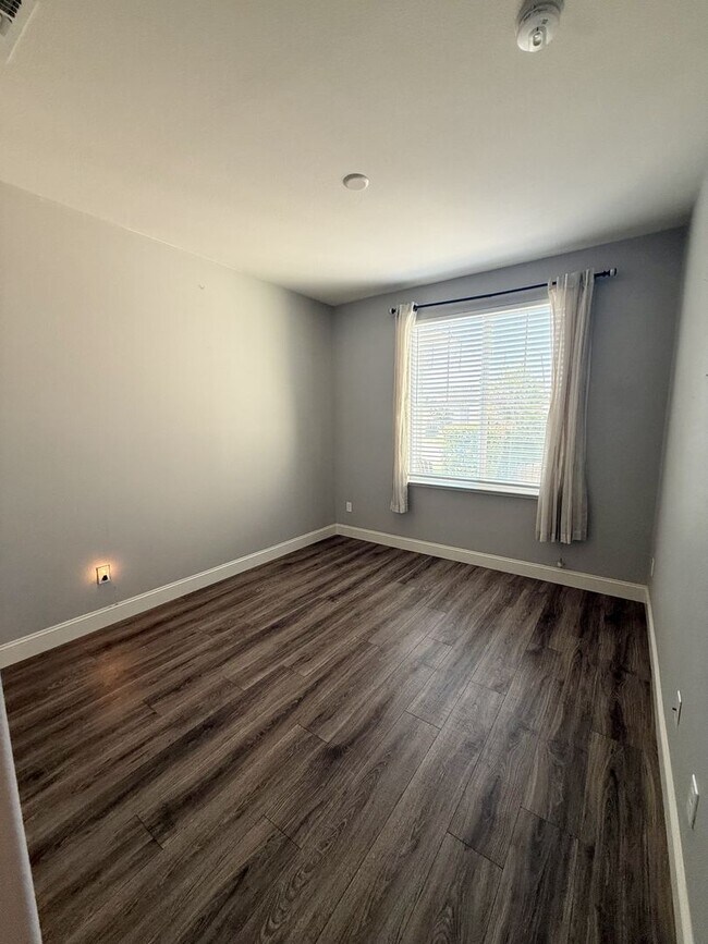 Foto del edificio - 3 bedroom home in Hollister