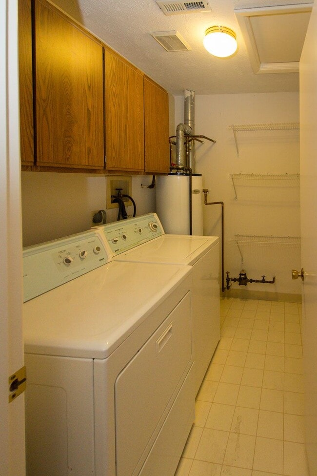 Building Photo - 7132 Village Dr