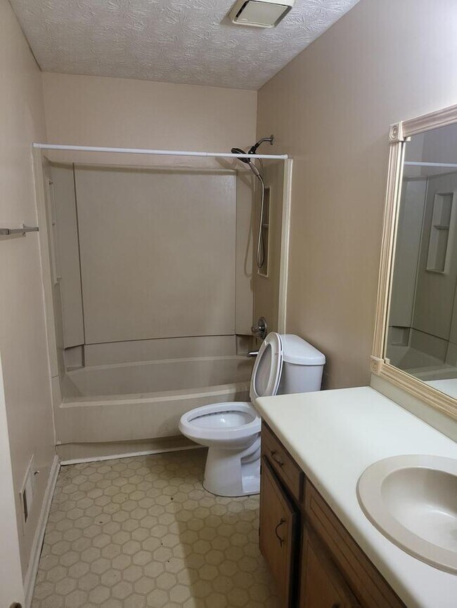 Building Photo - 2 Bedroom Townhouse
