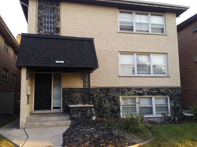Building Front Entrance - 1761 Memorial Dr
