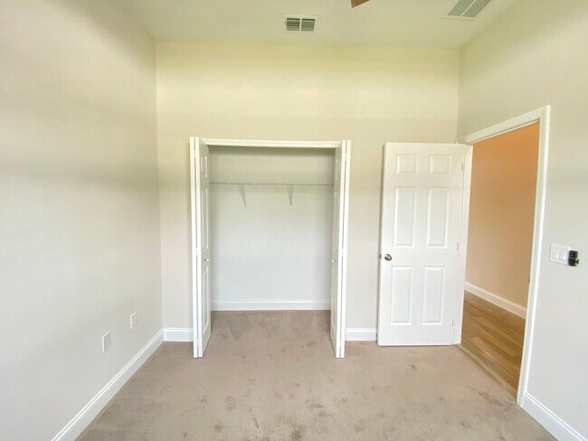 Building Photo - 3B/3B, modern gourmet kitchen, water views...