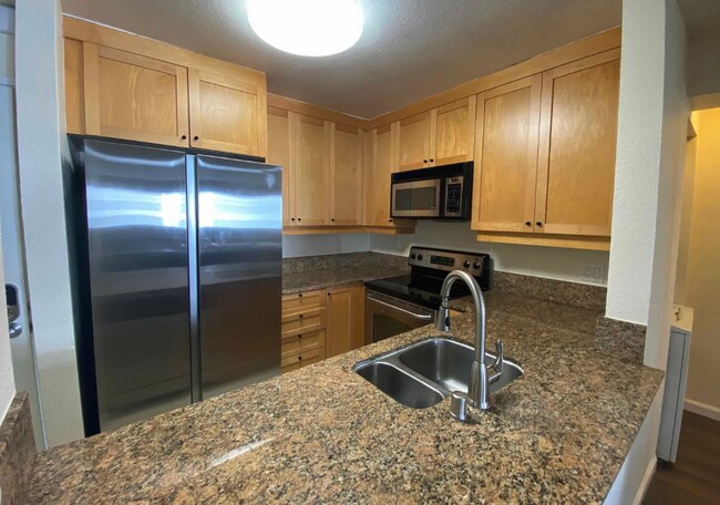 Foto del edificio - $2,900 - 2 Bedroom, 2 Bathroom Condo in the Heart of UTC La Jolla