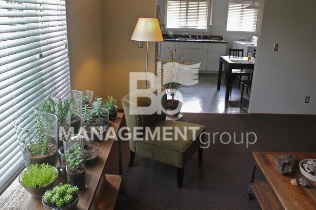 Foto del edificio - Urban Duplex Surrounded by Lushes Greenery...