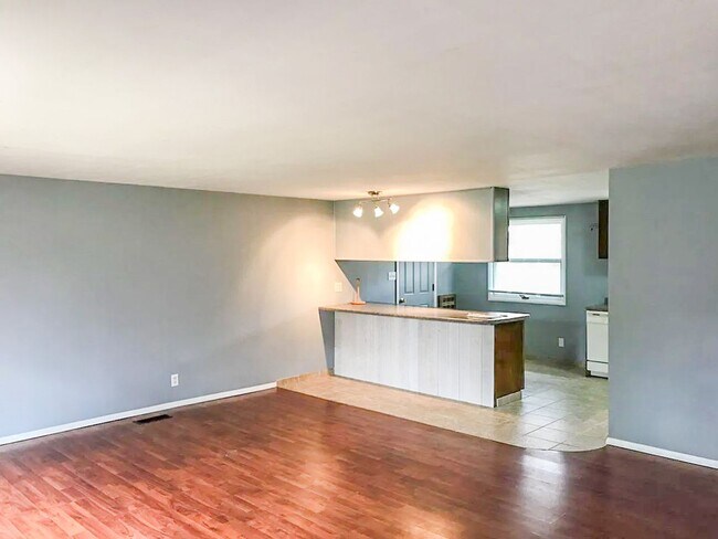 Foto del edificio - For Rent: 3 Bedroom Home with a Sunroom and Garage! Nice yard!