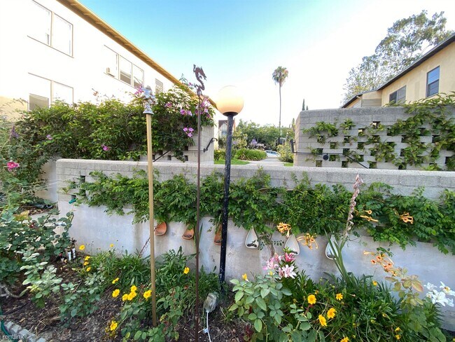 Building Photo - 1 br, 1 bath Apartment - 3336 Rowena Avenue D