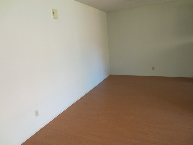 Building Photo - 10611 Moorpark St