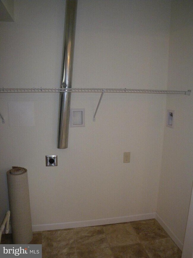 Building Photo - 351 Lantern Ln