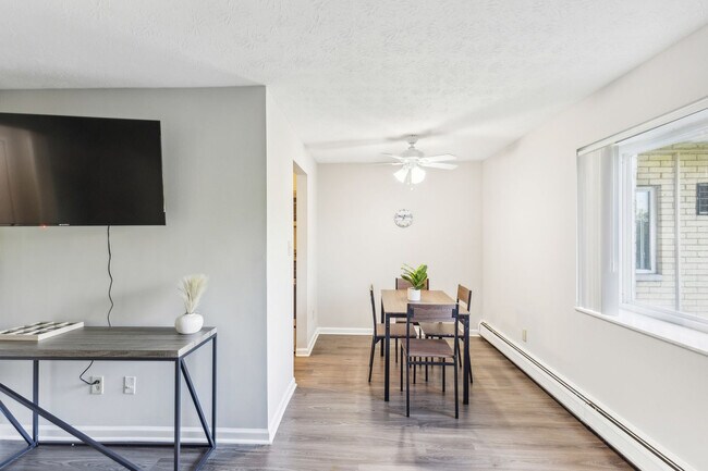 Foto del edificio - 5556 Broadview Rd
