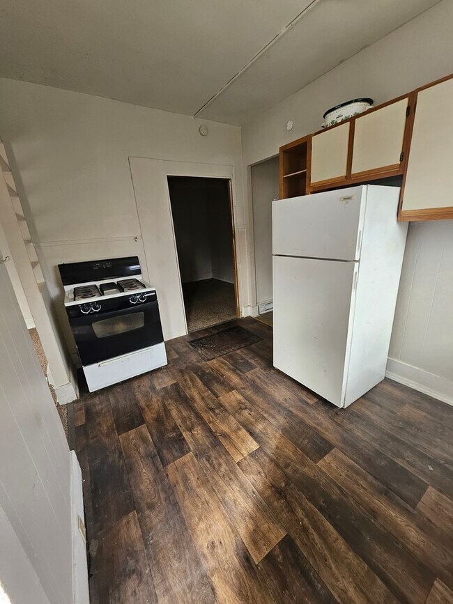 Foto del edificio - Lower one bedroom unit on east side