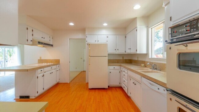 Building Photo - 250 Tabor Dr