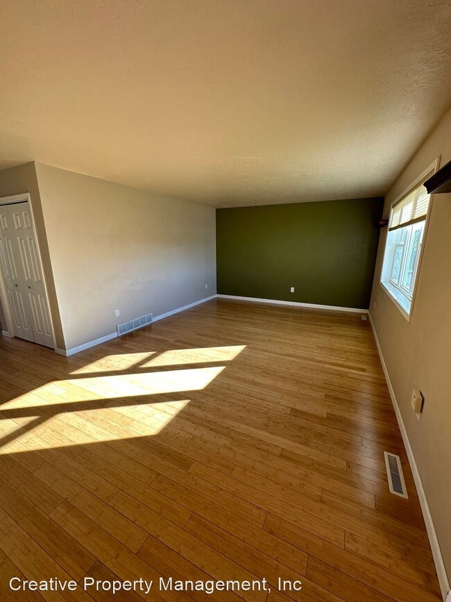 Building Photo - 3 br, 2 bath House - 25 Oak Drive