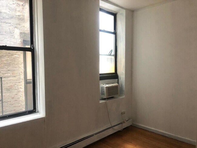 Building Photo - 370 W 52nd St