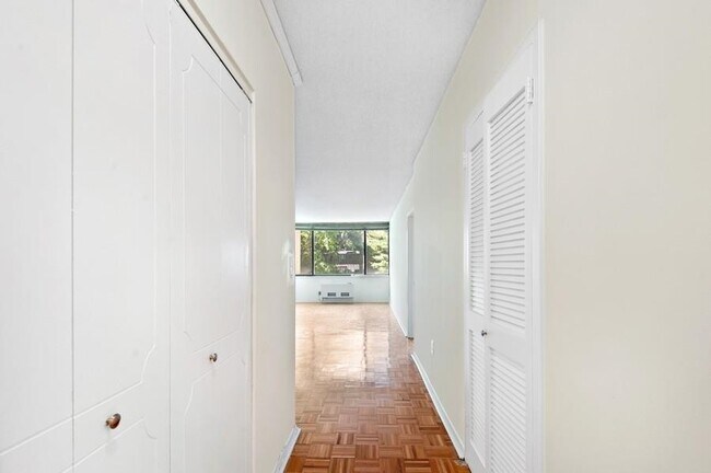 Building Photo - 45 River Dr S