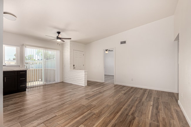 Foto del edificio - 5946 W Rose Ln