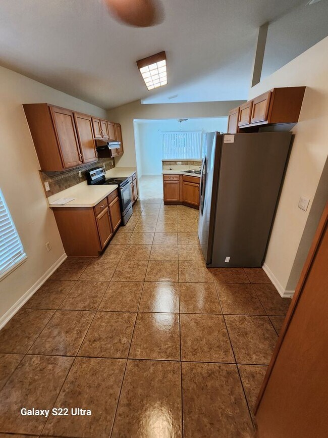 Foto del edificio - 4 bedroom 2 bath