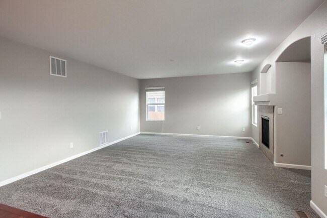 Building Photo - 4 Bedroom single family home available Jul...