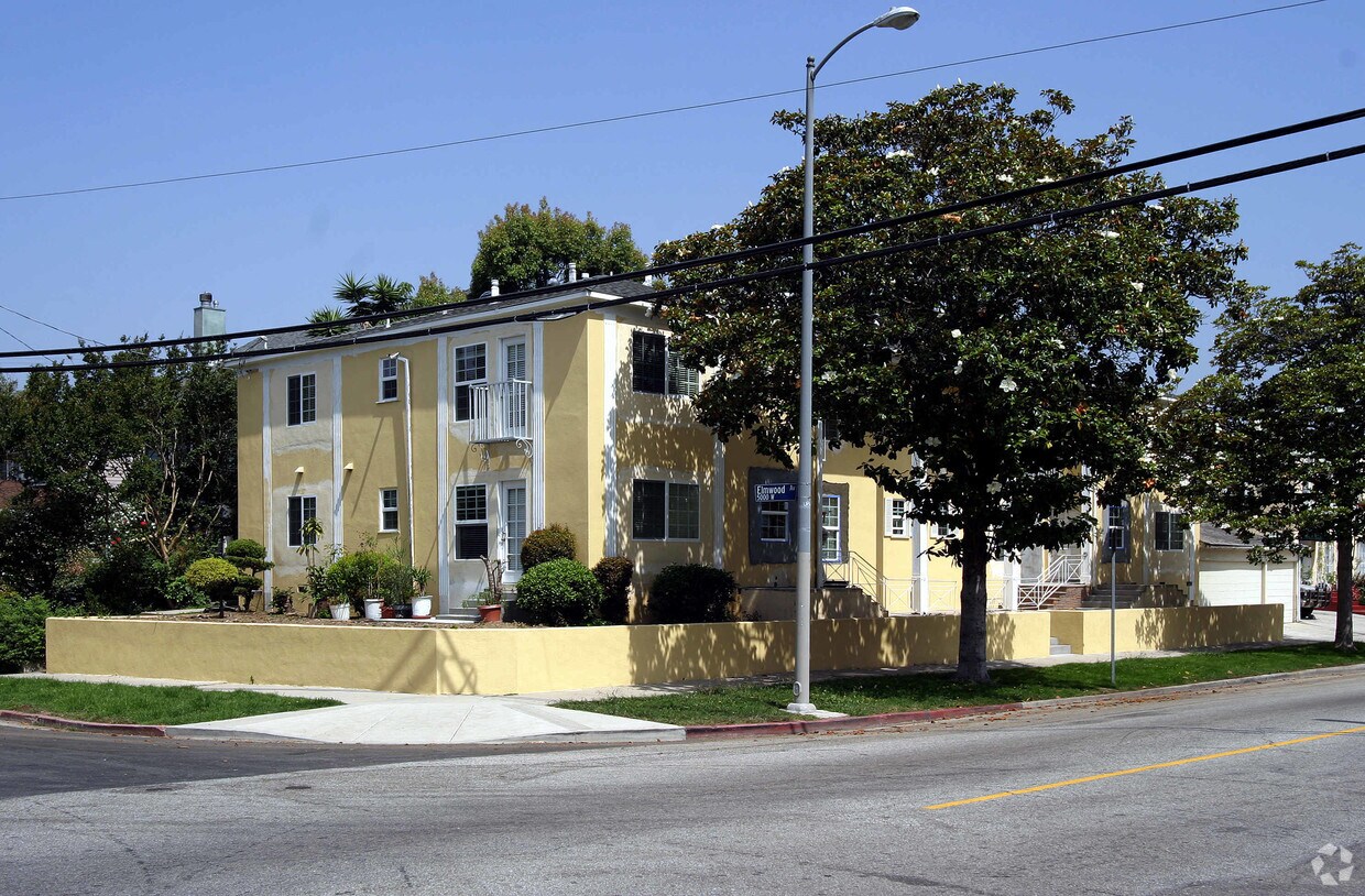 Foto del edificio - 401-403 N Van Ness Ave