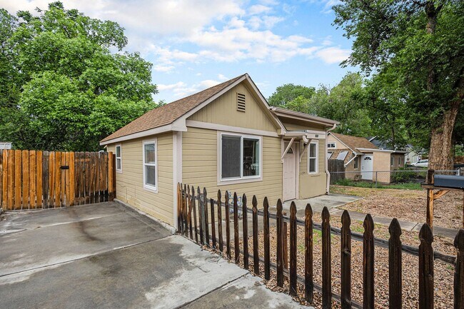 Building Photo - Single Family home, 2 Beds 1 Bath close to...