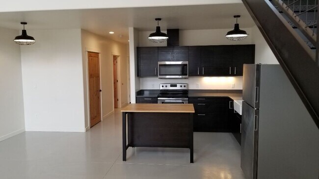 Building Photo - 738 W Antler Ave
