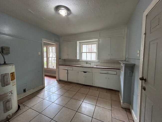 Building Photo - Beautiful 3 Bedroom Home in Queensborough