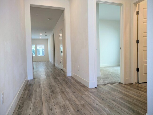 Foto del edificio - 2042 N Hughes Ave