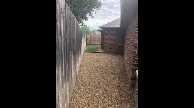 Building Photo - 6 Windtree Park