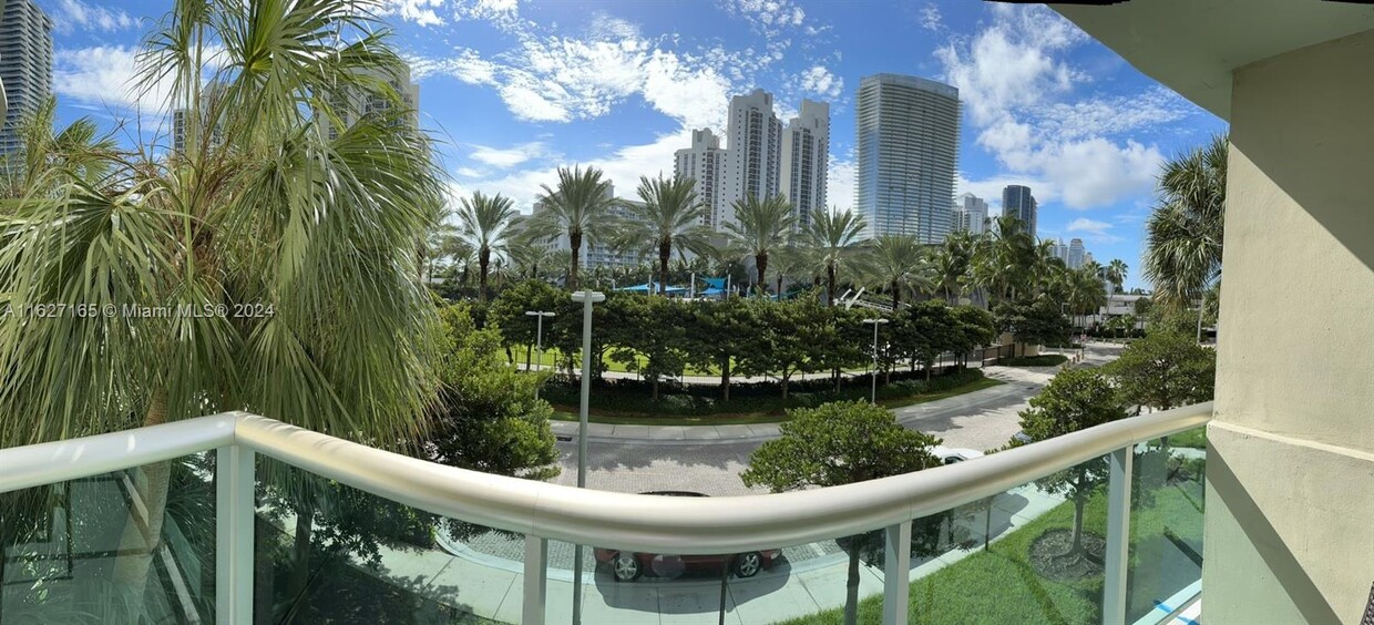 Primary Photo - 19370 Collins Ave
