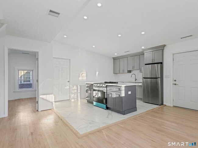 Building Photo - 27 5th St