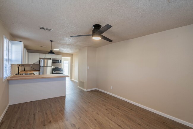 Building Photo - Newly Remodeled Mid Town Home, Available M...