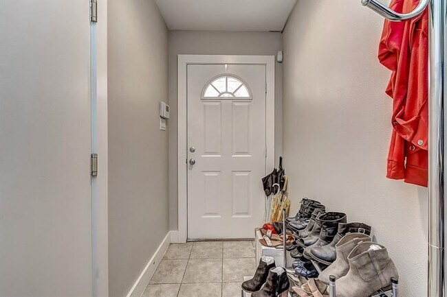 Foto del edificio - 8715 Meadowcroft Dr