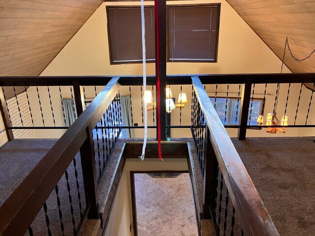 Foto del edificio - 2 Level cabin in a quiet wooded neighborhood