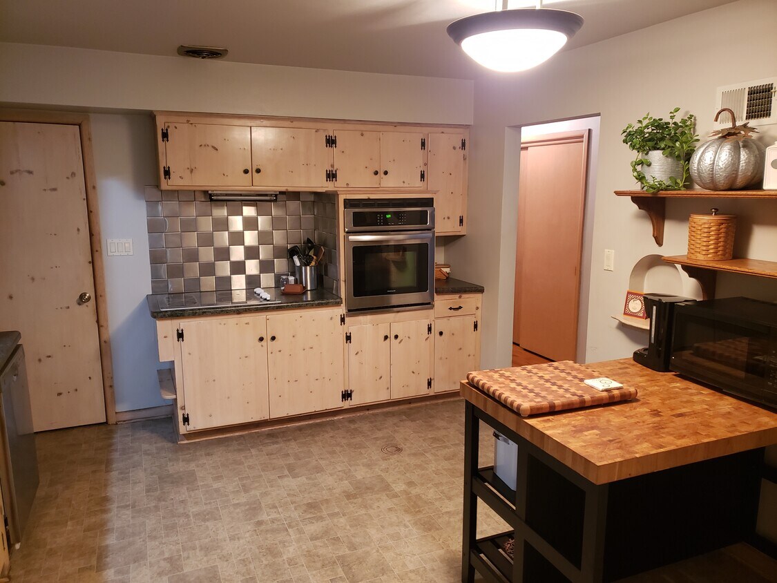 10161 S McGraw Dr, Oak Creek, WI 53154 House for Rent in Oak Creek