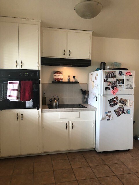 Building Photo - Spacious  2 bed / 1 bath upper floor Unit ...