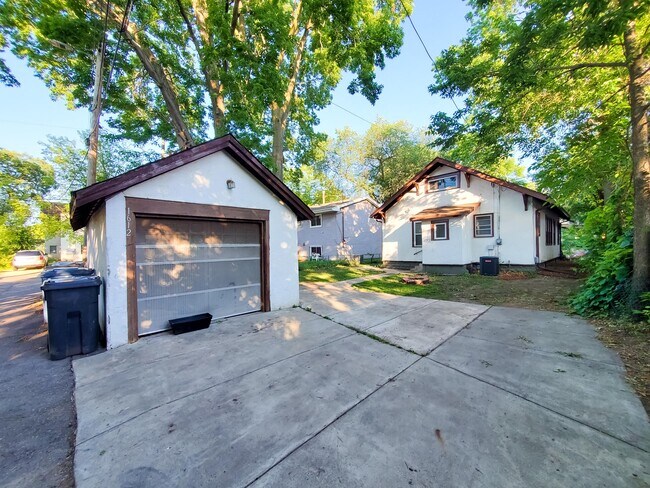 Building Photo - 1612 Thomas Pl N