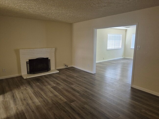 Building Photo - Move In Special $500 Off First Months Rent...