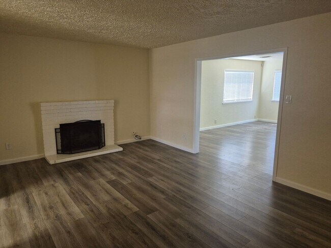 Foto del edificio - Remodeled 3 Bedroom 2 Bathroom Carmichael ...