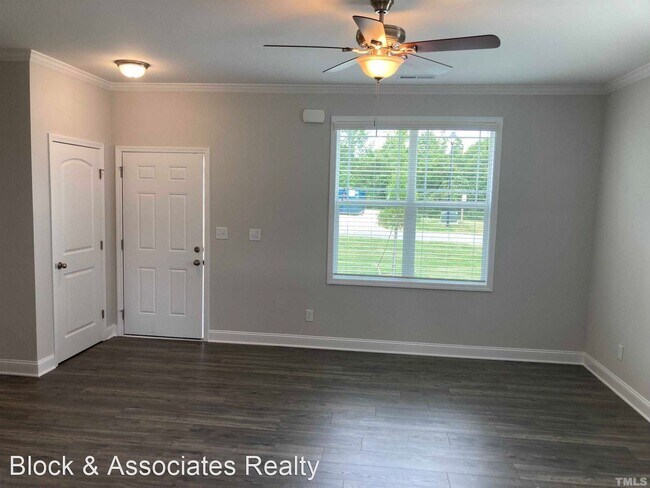 Building Photo - 4 br, 3 bath House - 158 East Goodwin Chas...