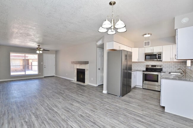 Building Photo - 645 N Arrowhead Dr