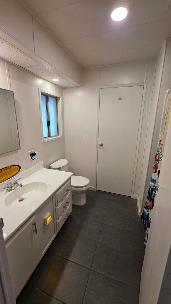 BAÑO COMPARTIDO - 18950 Woodcrest Ln