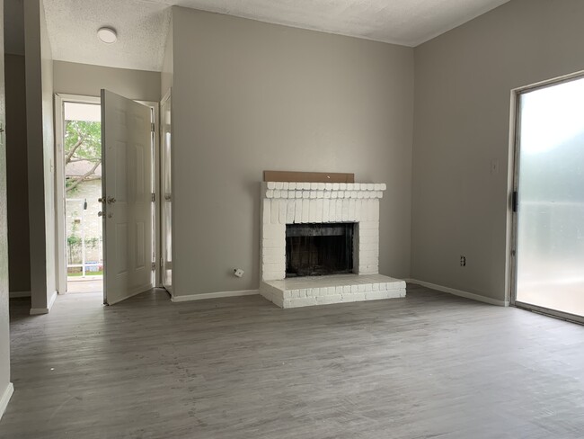 Building Photo - 6114 W Mount Houston Rd